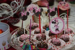 Macaroons, briose, minitarte si cake-pops pentru un candy bar personalizat Constanta - Image 4/5